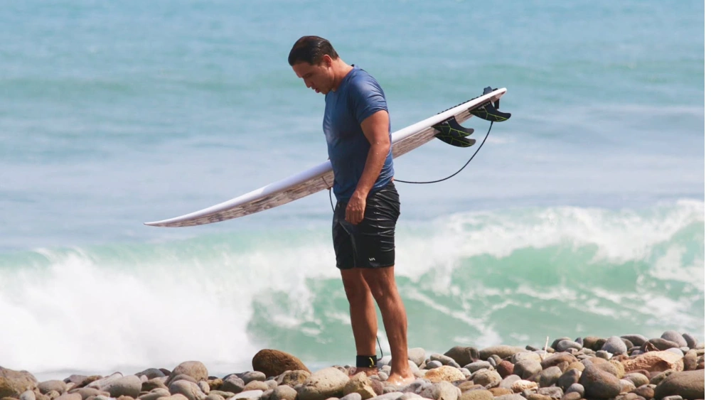 Hamis Daud Bermain Selancar. (Ig @Hamishdw)